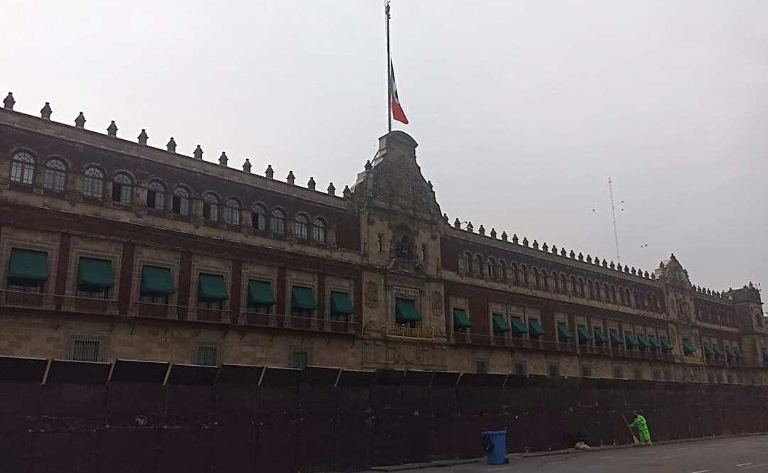 Bandera a media asta en Palacio Nacional por el 2 de octubre. Foto: Pedro Villa y Caña / EL UNIVERSAL