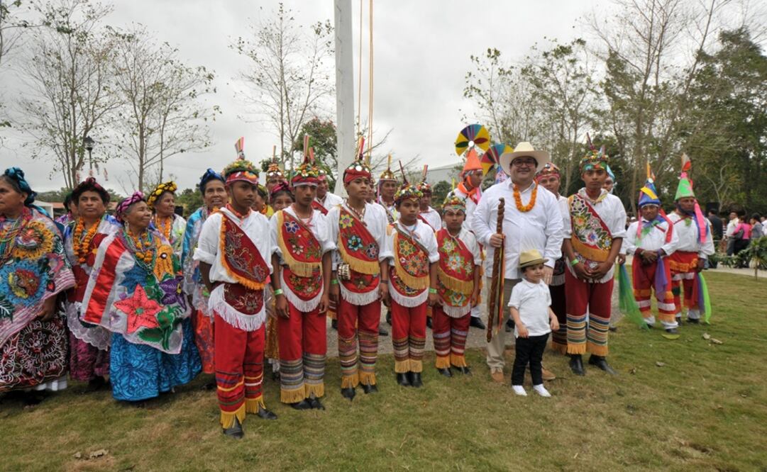 El mandatario inauguró el festival acompañado de niños voladores y de integrantes del Consejo Supremo Totonaca. /Especial