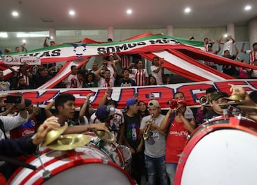 Aficionados reciben a Chivas en el aeropuerto de la CDMX