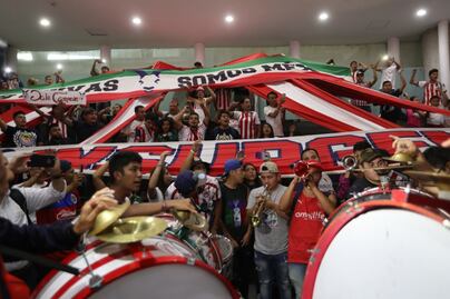 Aficionados reciben a Chivas en el aeropuerto de la CDMX