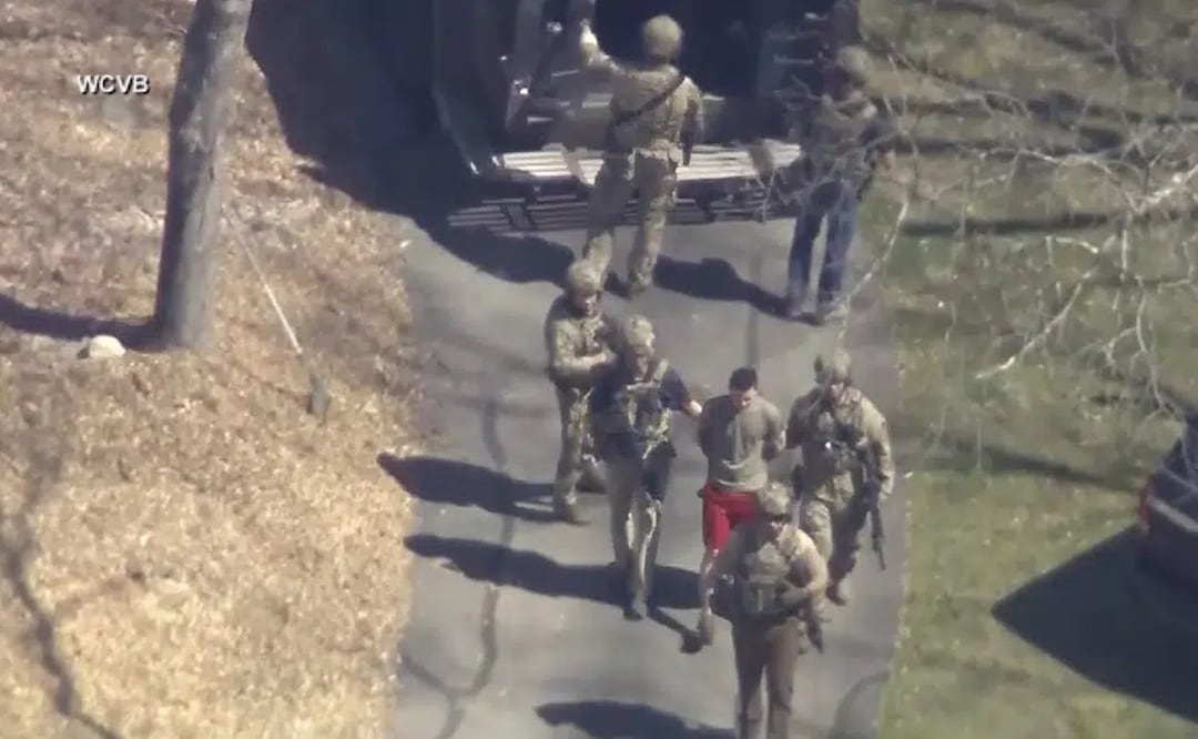 La imagen de un video provisto por WCVB-TV, muestra a Jack Teixeira, de camiseta y pantalones cortos, al ser arrestado por agentes armados el 13 de abril de 2023. Foto: AP