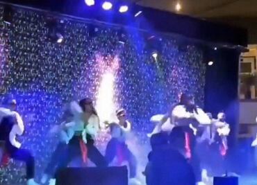 VIDEO: En pleno flow, colapsa escenario y golpea violentamente a bailarines en Colombia