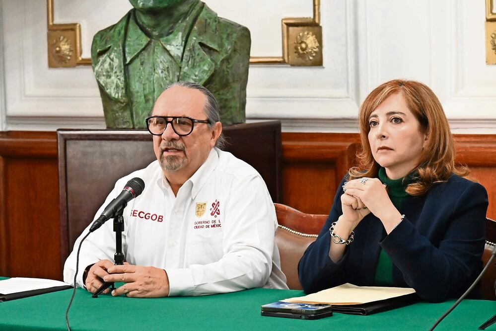 Ricardo Ruiz, secretario de Gobierno, entregó a Gabriela Salido, presidenta de la Mesa Directiva del Congreso, la propuesta sobre el tope a las rentas de viviendas en la CDMX. Foto Especial