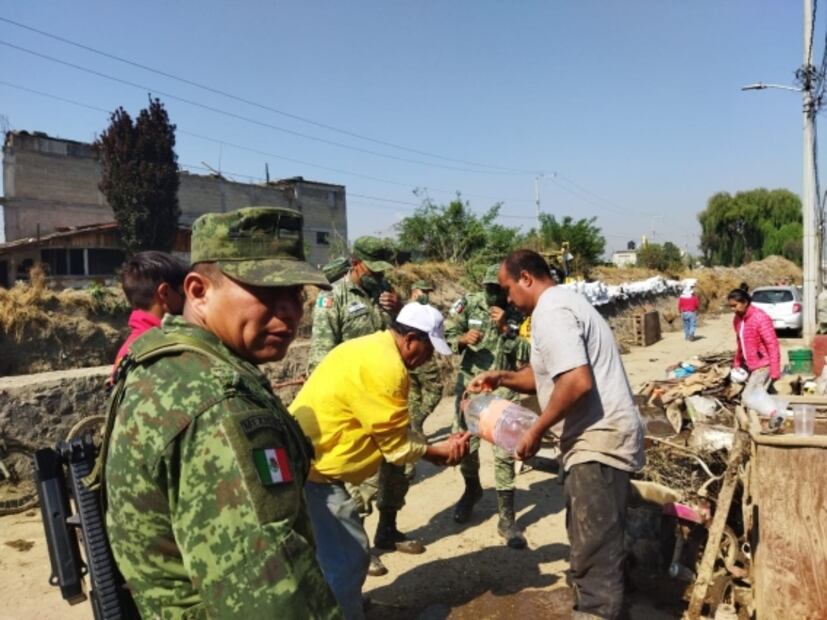 "El agua subió tanto que tuvimos que subir al techo"; damnificados de inundación en Mexicaltzingo pierden todo por el lodo que dejó la lluvia