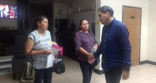 Llegan familiares de víctimas de tráiler a San Antonio, Texas