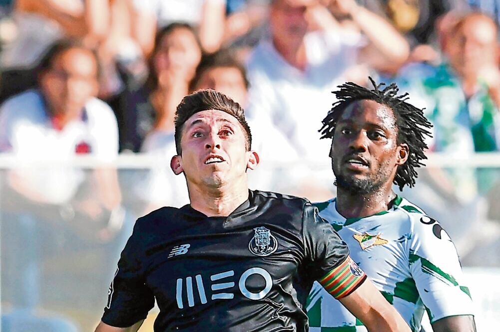 Héctor Herrera y los Dragones cayeron ante el Moreirense (FRANCISCO LEONG. AFP)