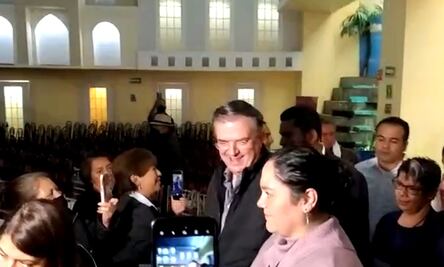 Entre gritos de “¡Presidente, Presidente!”, acude Ebrard a encuentro con mujeres en la CDMX