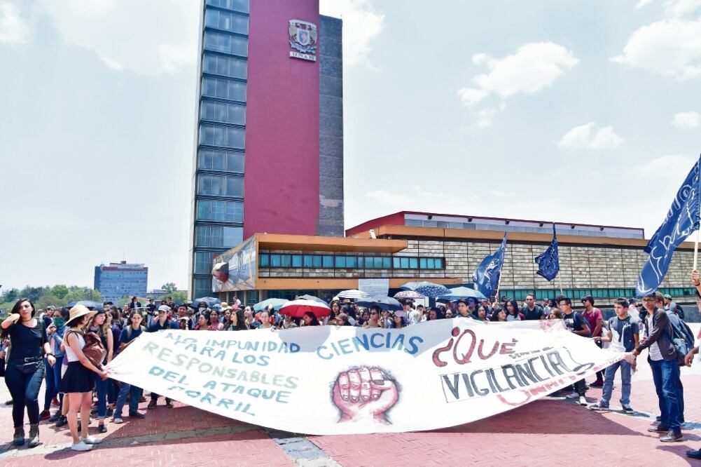 Al cumplirse cuatro días del asesinato de Aideé Mendoza, y dos años del asesinato de Lesvy Berlín Osorio, manifestantes marcharon y realizaron un mitin en Ciudad Universitaria. Foto: HUGO GARCÍA. EL UNIVERSAL