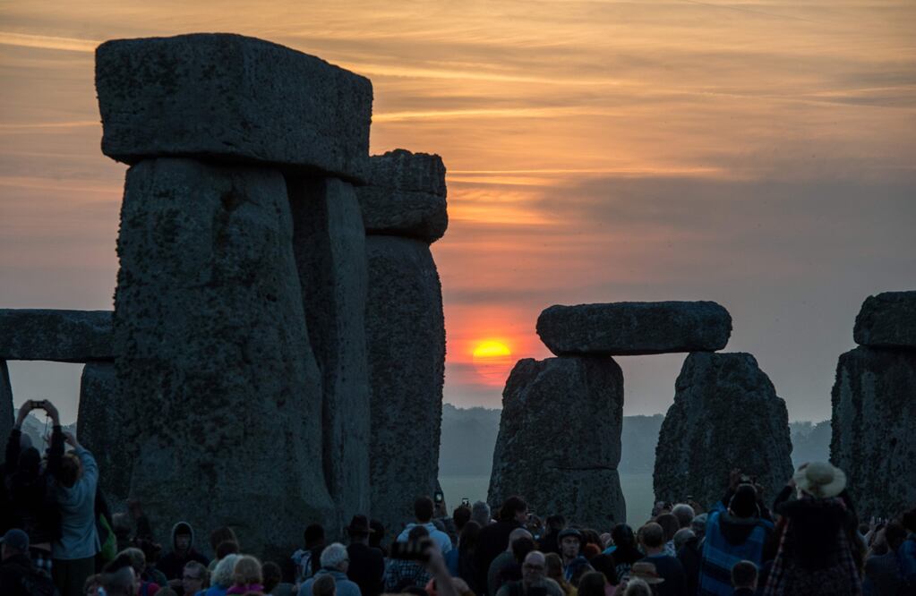 Unas 13 mil personas se congregaron hoy en el conjunto megalítico de Stonehenge, al suroeste de Inglaterra, para celebrar el solsticio de verano (Foto: AFP)