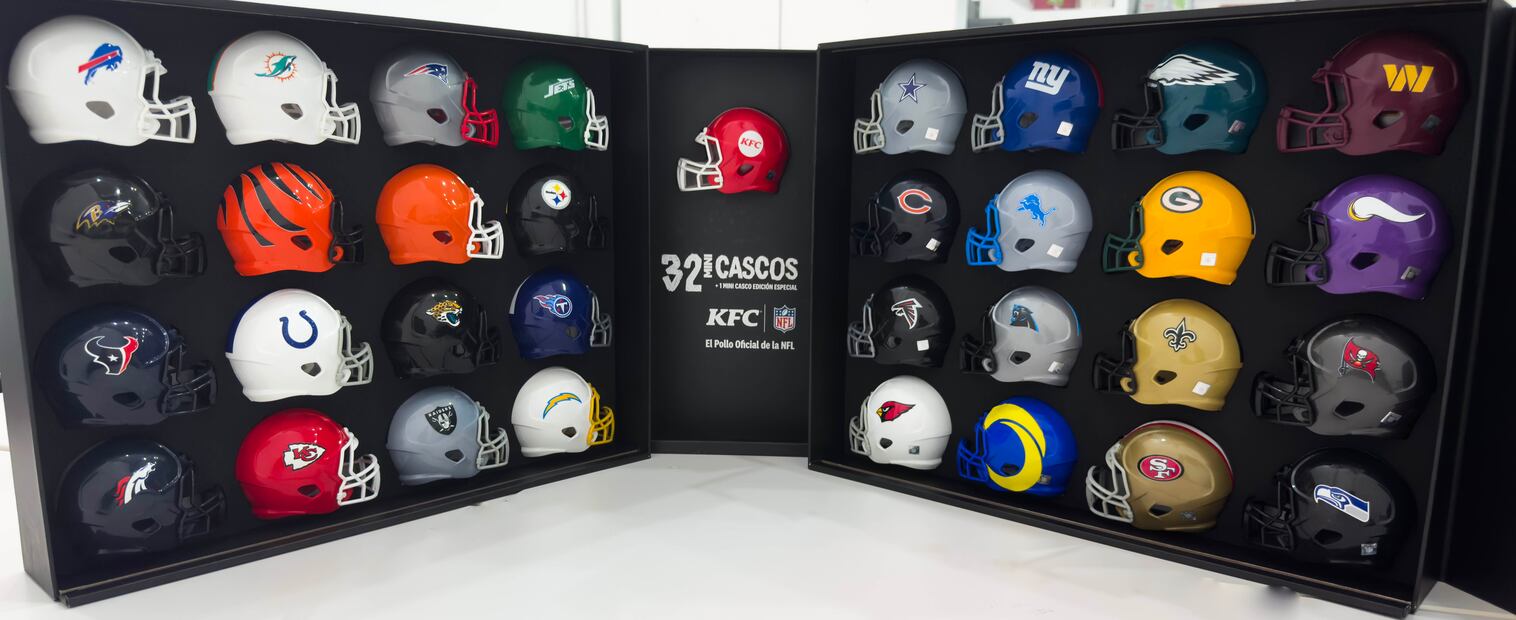 Los 32 cascos de la NFL en KFC. FOTO: ESPECIAL