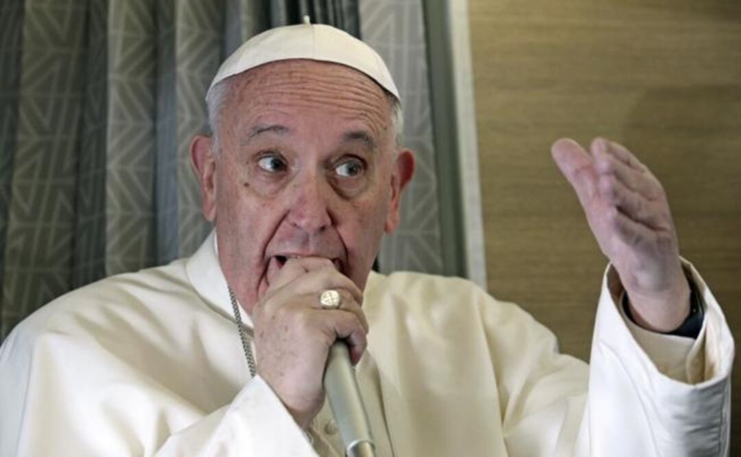  The Pope talks to journalists on the way to Mexico. (Photo: AP)