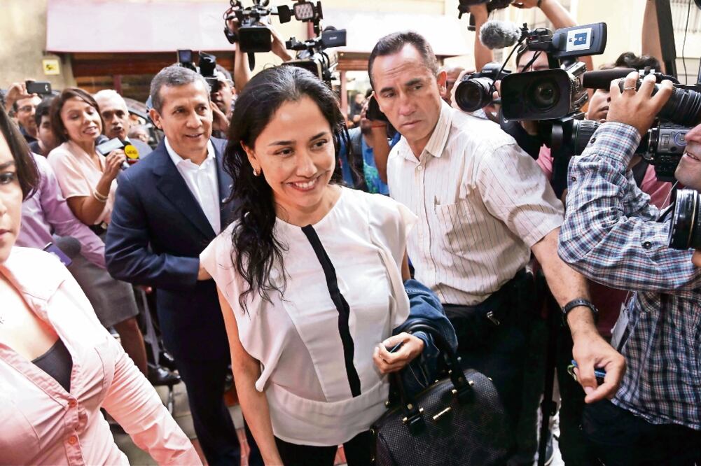 La ex primera dama peruana Nadine Heredia y su esposo, el ex mandatario Ollanta Humala , a su llegada ayer a la sede del Ministerio en Público en Lima, donde declararon en el marco de las pesquisas por lavado de activos (ERNESTO ARIAS. EFE)