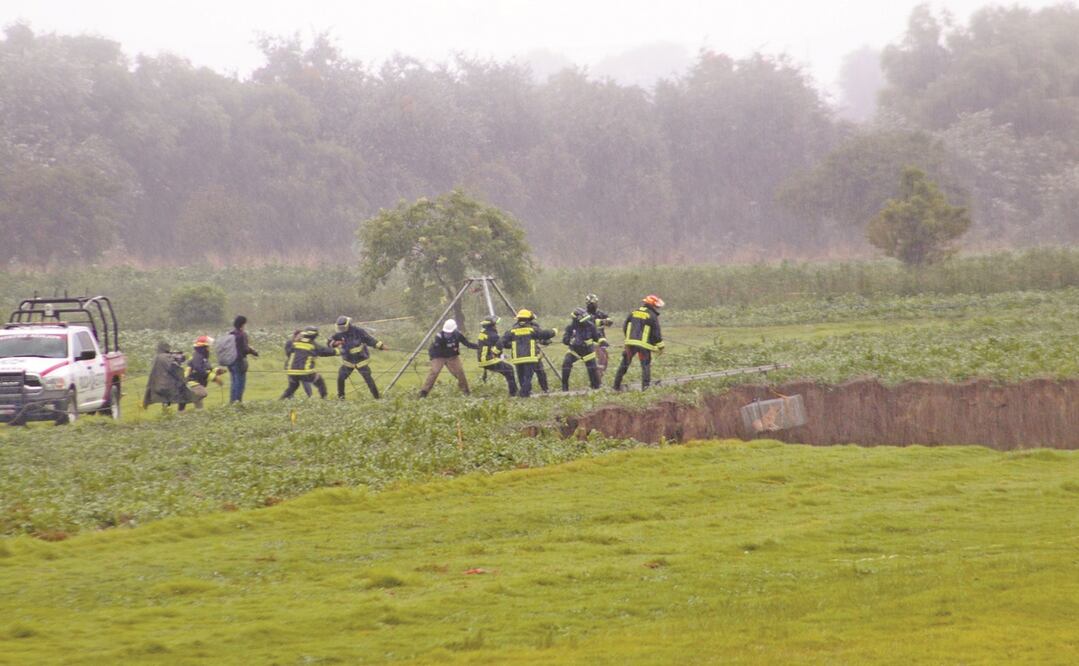 Después de las 19:00 horas tanto Spay como Spike fueron sacados del socavón; estaban ahí desde el lunes. Foto: OMAR CONTRERAS. EL UNIVERSAL