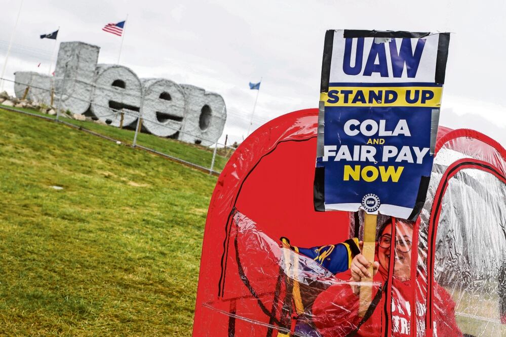 La huelga del sindicato UAW cumplió 12 días y los analistas estiman que durará al menos un mes. Foto: Isaac Ritchey / AP