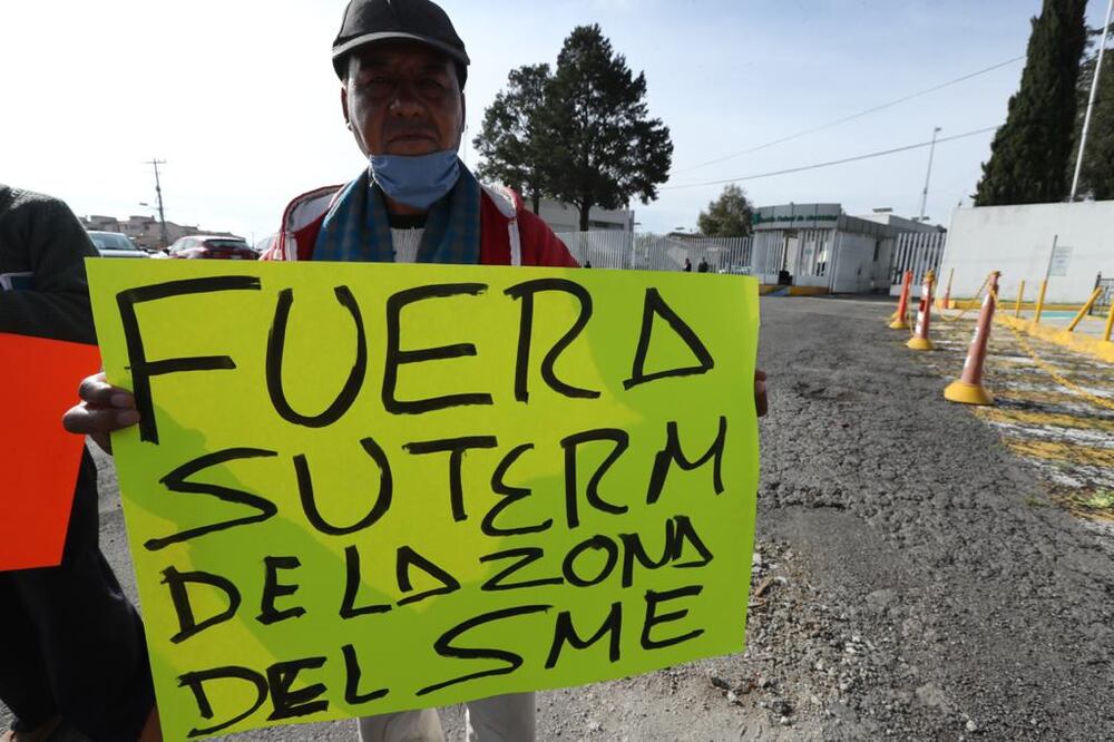 "Clausuran" simbólicamente oficinas de CFE en Edomex