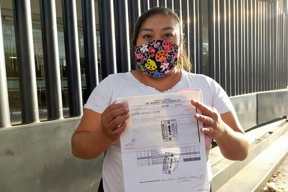 Alejandra Sandoval pagó 12 mil pesos por una cirugía para su esposo y ahora que entró en vigor la gratuidad espera un reembolso. Fotos: PERLA MIRANDA. EL UNIVERSAL