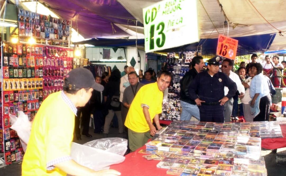 Operativo contra la piratería en el mercado de La Merced, en 2001. Las copias apócrifas y otros delitos alrededor de la industria discográfica sepultaron a tan rentable negocio. En la actualidad, los sitios de streaming musical hicieron casi inservibles a los discos físicos. Foto: Juan Carlos Buenrostro/EL UNIVERSAL.