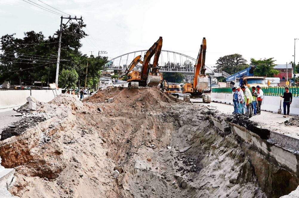 Castigo. Un residente de obra y el encargado de la residencia general del Paso Exprés fueron sancionados por la SFP (ARCHIVO EL UNIVERSAL)