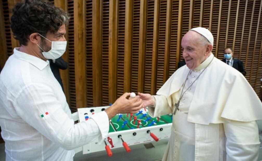 Papa Francisco juega futbolito "inclusivo" con fieles en Roma