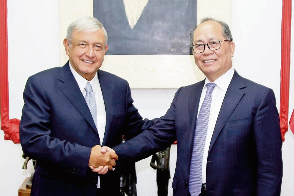 Andrés Manuel López Obrador durante el encuentro que sostuvo ayer con el embajador de China en México, Qiu Xiaoqi. Foto: CORTESÍA