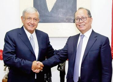 AMLO cambia de look: opta por estilo juarista