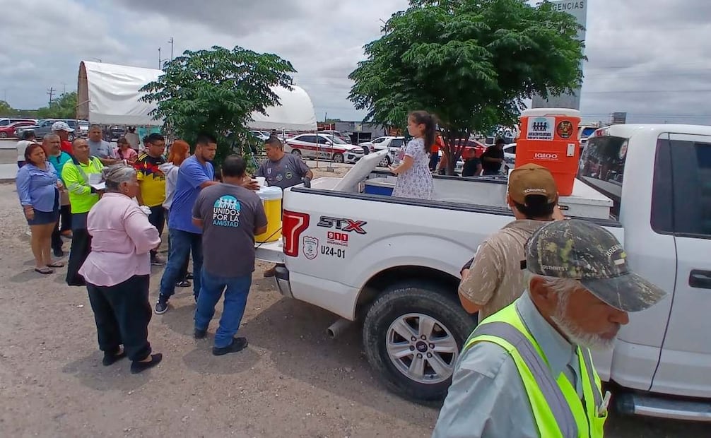Brigadistas reparten alimentos afuera de hospitales en Reynosa, Tamaulipas; apoyan a familias vulnerables.
Foto: Especial.