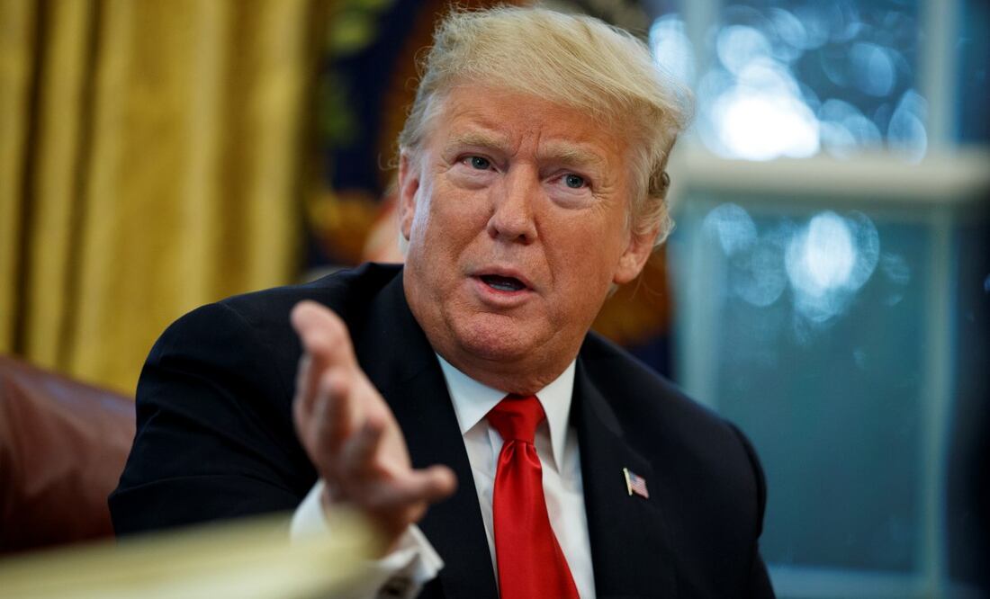 El presidente Donald Trump habla durante una entrevista con The Associated Press en la Oficina Oval de la Casa Blanca en Washington el 16 de octubre de 2018. Foto: AP