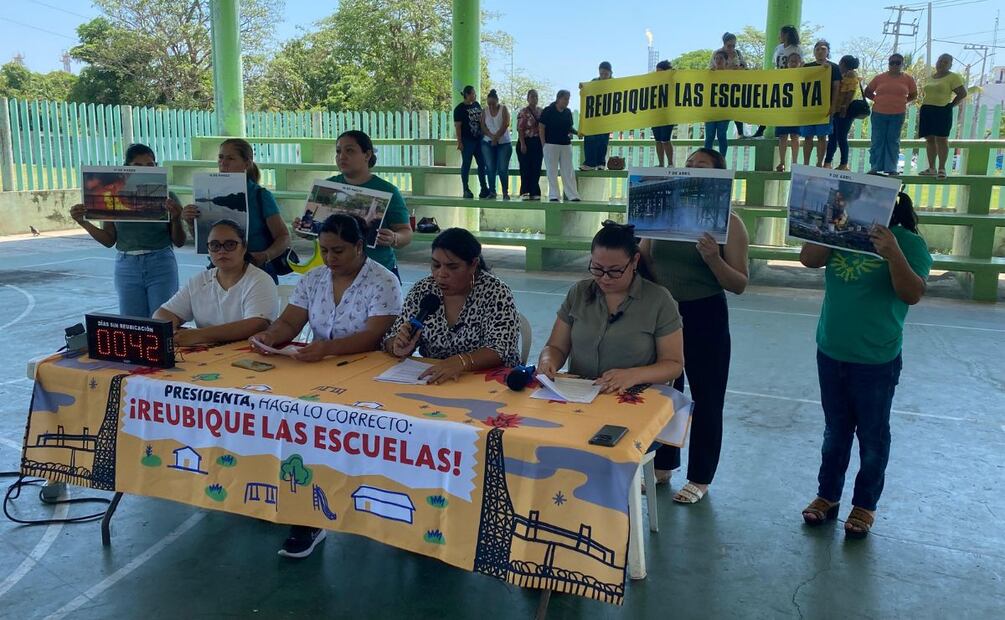 Con el objetivo de visibilizar el incumplimiento de la promesa presidencial, madres de familia de la escuela primaria rural Abías Domínguez Alejandro colocaron este miércoles un “contador de días sin reubicación”. | Foto: Luma López.