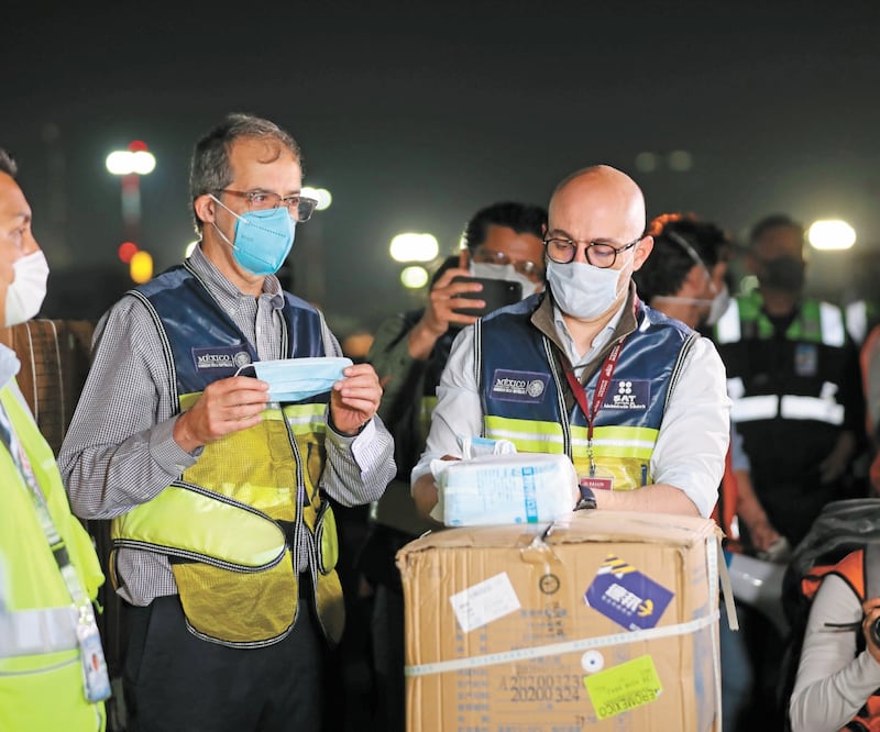 Autoridades de la SRE y del Insabi revisaron los insumos provenientes de Shanghái, China, que llegaron al Aeropuerto Internacional Benito Juárez. VALENTE ROSAS. EL UNIVERSAL