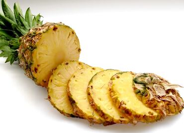 Las propiedades curativas del agua de piña sin azúcar