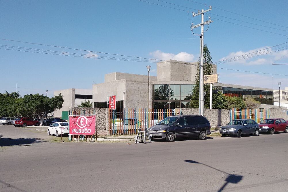 Ante la falta de recursos, el hospital cerró en 2012 y como medida para obtener dinero rentó su patio a una empresa que abrió un estacionamiento público, donde se cobra 20 pesos por tiempo libre, de lunes a viernes (FRANCISCO FLORES. EL UNIVERSAL)