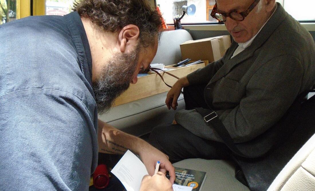 Cercanos al poeta lo despidieron y recordaron en redes sociales. Foto: @manchadetinto (X)