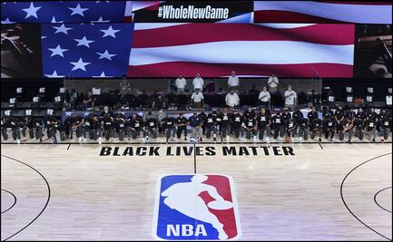 Jugadores se arrodillan durante el himno en el regreso de la NBA