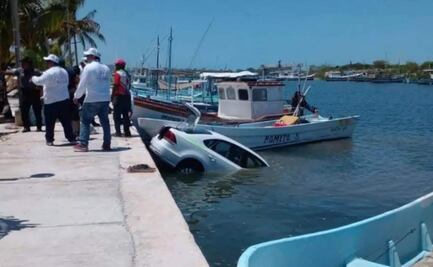 Conductor olvida poner freno de mano y su carro cae al mar en Yucatán; lo recupera con graves daños