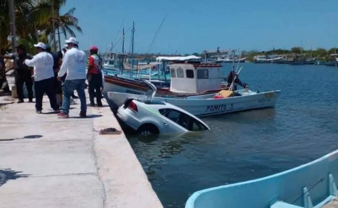 El automóvil Vento se deslizó casi hasta desaparecer en el agua de Yucatán (11/04/2025). Foto: Especial
