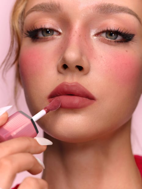 In the clouds es un labial parecido a los frutos rojos, que eleva tu look sin caer en lo dramático. Foto: Cortesía Sheglam