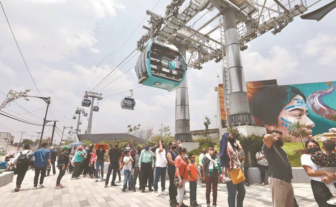 Habitantes de otras alcaldías, así como del Estado de México acudieron a estrenar el nuevo transporte, por lo que había largas filas. Foto: Berenice Fregoso/ EL UNIVERSAL.