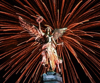 ¡Viva México! Los mexicanos celebran abriendo la cartera