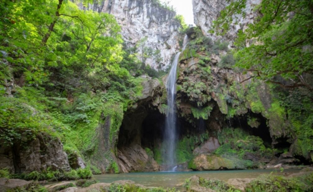 Nuevo León: pozas azules, montañas y toboganes naturales en una ruta de aventura