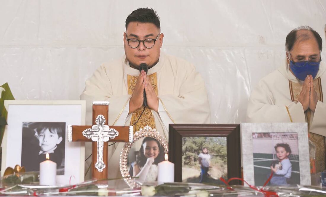 El sacerdote que oficiaba la misa suspendió el servicio y trató de calmar a los deudos. Foto: Valente Rosas/EL UNIVERSAL