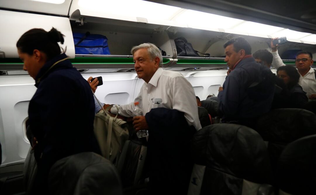 El presidente López Obrador durante un vuelo comercial. Foto: Archivo. EL UNIVERSAL