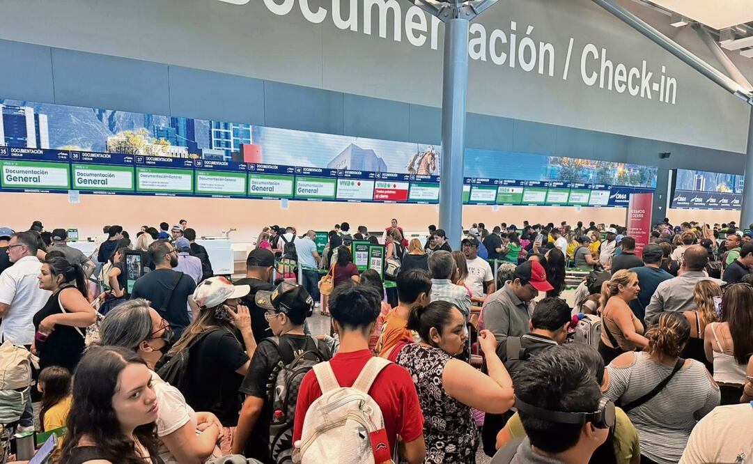 Pasajeros varados en el aeropuerto de Monterrey. Foto: Marcela Perales EL UNIVERSAL