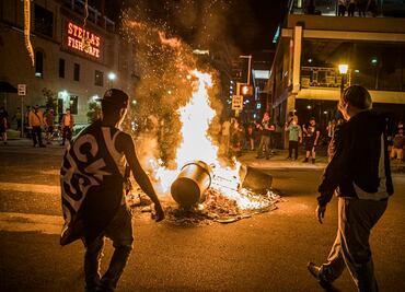 Policía asesina a afroamericano en Minneapolis; caso desata protestas en EU
