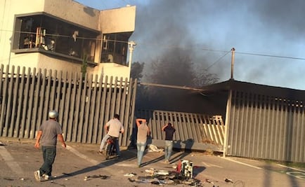 Video. Cantan Himno y bloquean vía en Hidalgo