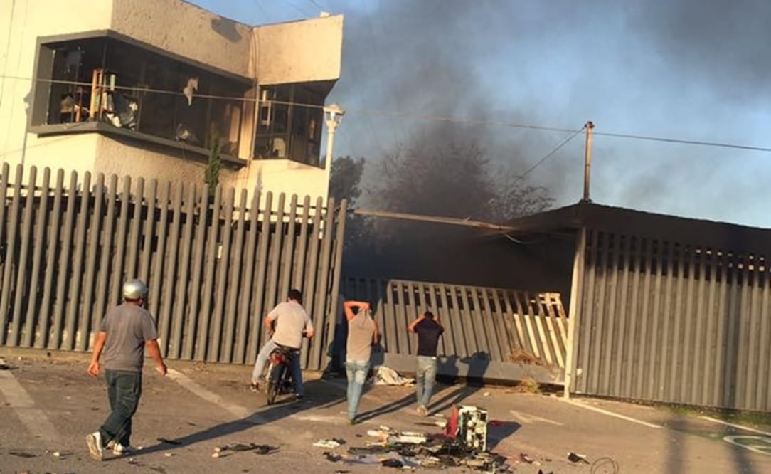 Video. Cantan Himno y bloquean vía en Hidalgo