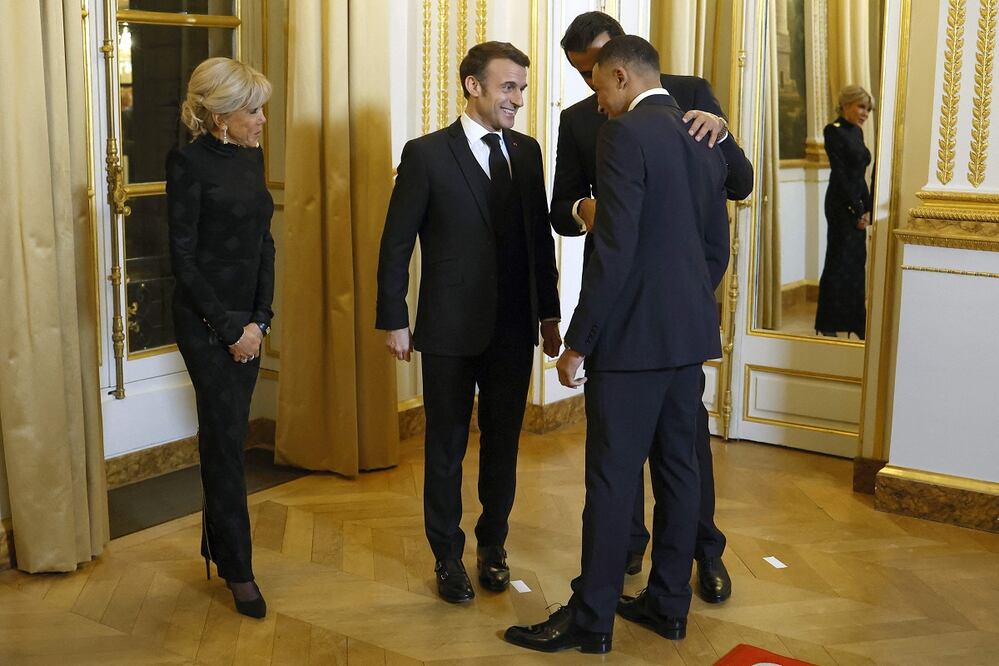 El presidente francés Emmanuel Macron (segundo de izquierda a der.) con el futbolista Kylian Mbappé (cuarto de izq. a der.), en el Palacio del Elíseo, en París. FOTO: AFP