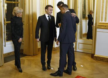 "Otra vez": La misteriosa frase que le dijo Emmanuel Macron a Kylian Mbappé