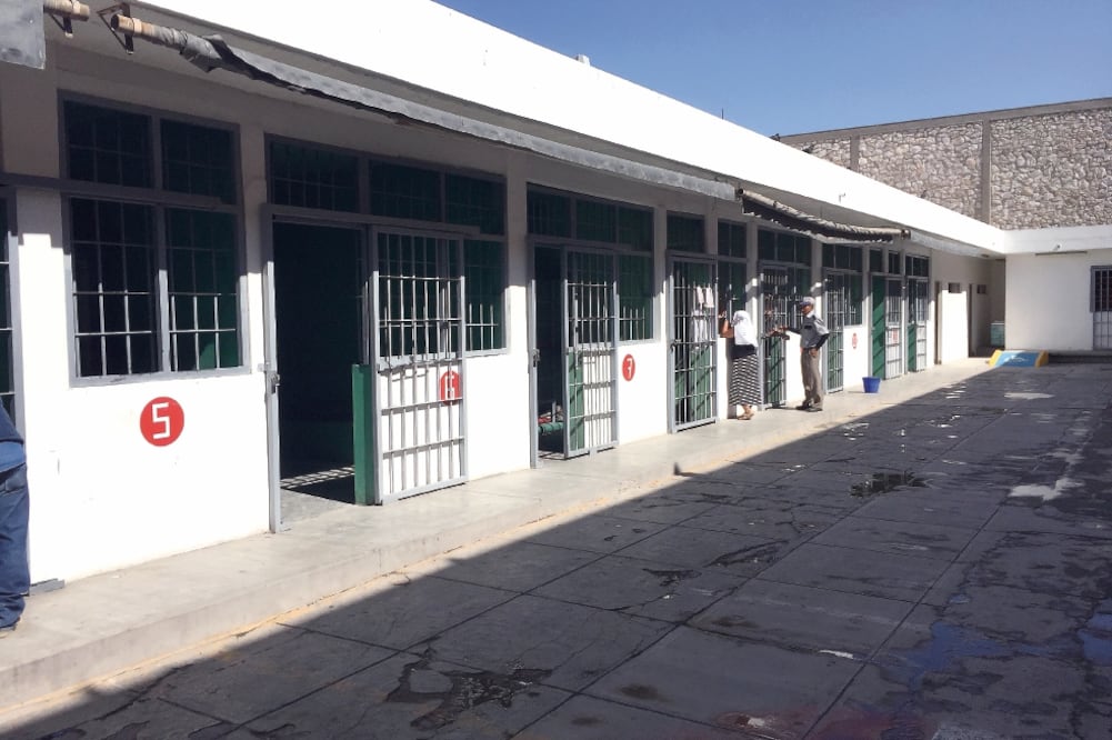 La cárcel municipal de Torreón es la más grande de Coahuila, cuenta con 14 celdas en las cuales llegan a ingresar hasta 10 personas al mismo tiempo, de acuerdo con testimonios de detenidos (FOTOS: FRANCISCO RODRÍGUEZ. EL UNIVERSAL)