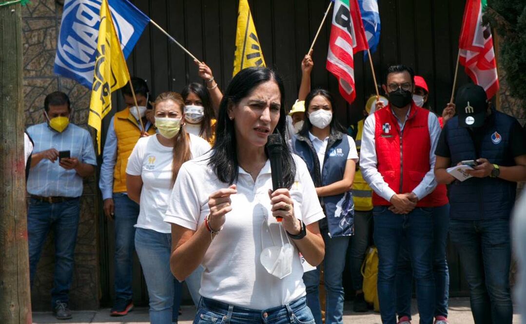 Durante su recorrido, Lía Limón pidió a los vecinos el apoyo para los candidatos de la Alianza Va por México. Foto: Archivo/EL UNIVERSAL