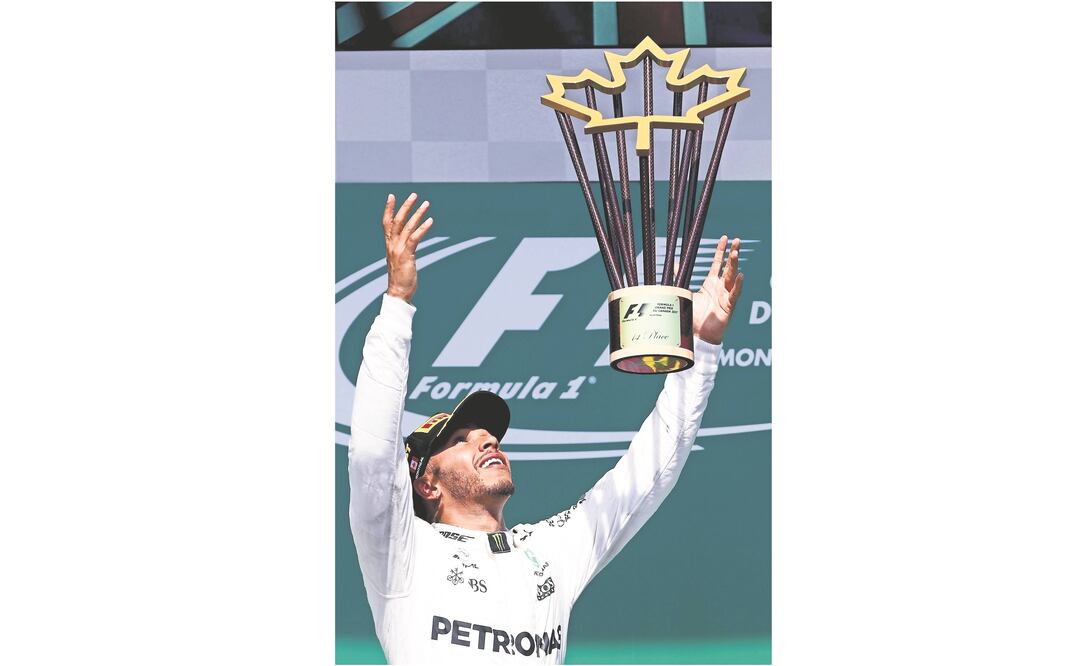 Hamilton, en lo alto del podio y más cerca de Vettel (DAN ISTITENE. AFP)
